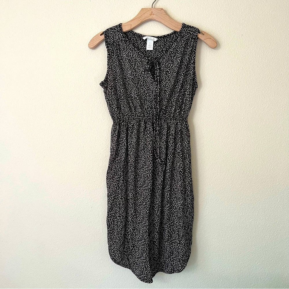 H&M black and white XS maternity dress. Very cute, breezy and comfy.